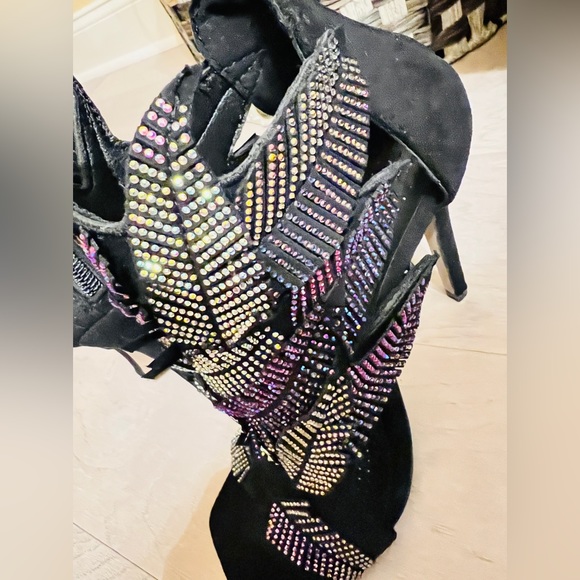 Azalea Wang Black Faux Suede beaded Heel. Leaf design. Size 8. BRAND NEW - Picture 7 of 8